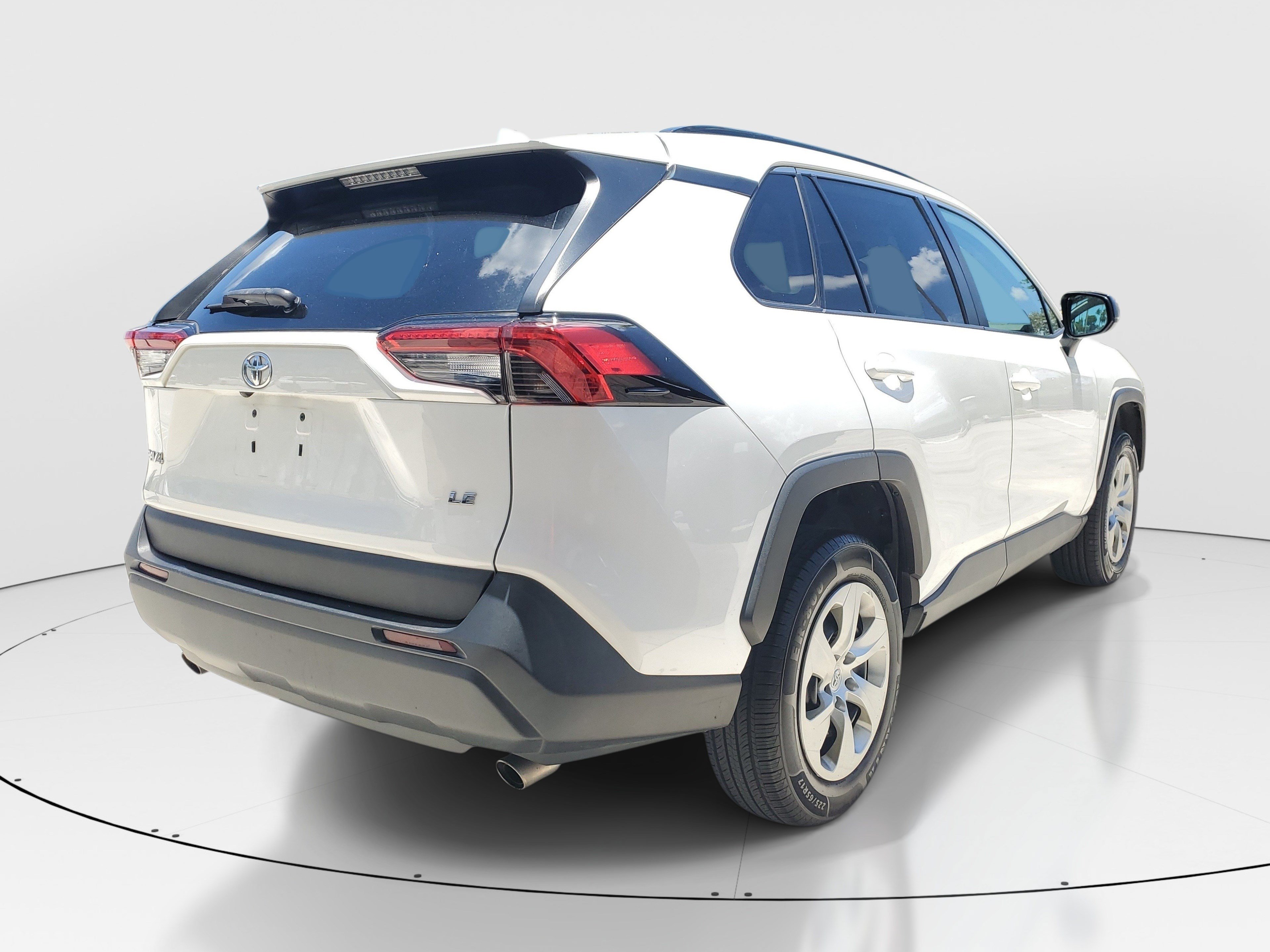 Used 2021 Toyota RAV4 LE FWD image 6