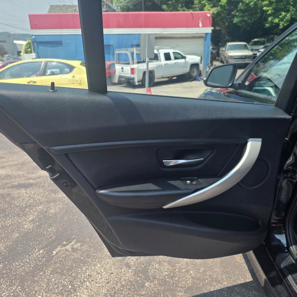Used 2014 BMW 320i xDrive Sedan AWD/4WD image 32