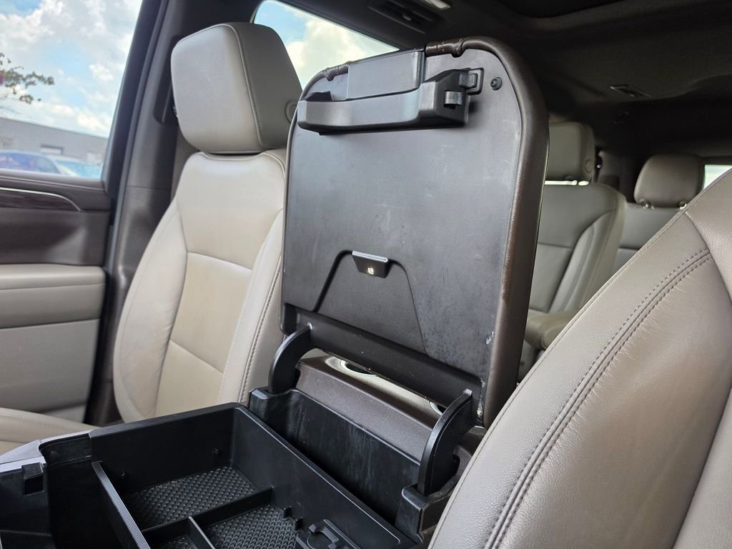 Used 2021 Chevrolet Tahoe Z71 w/ Luxury Package AWD/4WD image 33