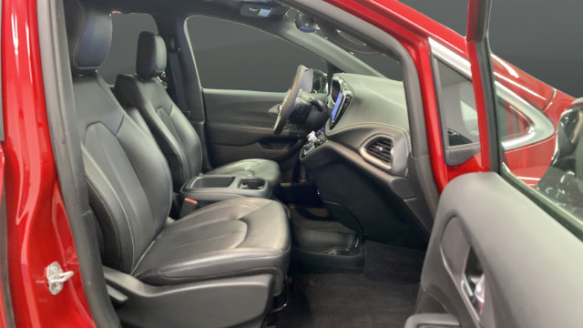 Used 2025 Chrysler Pacifica Select AWD/4WD image 24