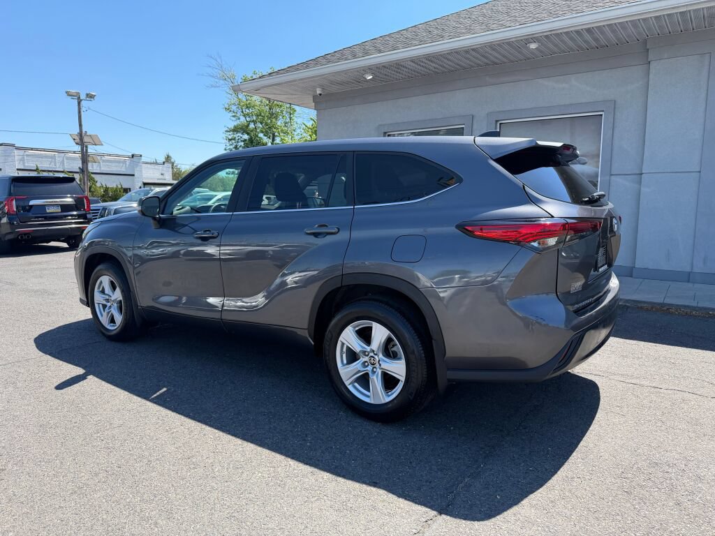 Used 2023 Toyota Highlander LE AWD/4WD image 2