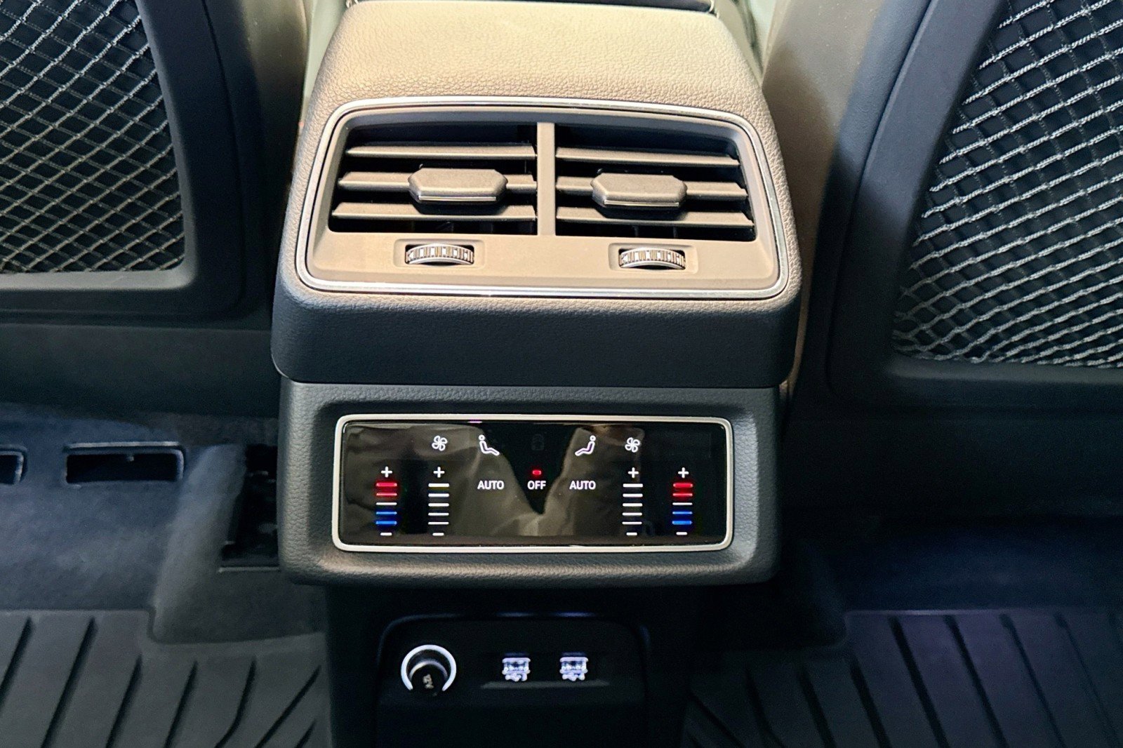 Used 2019 Audi e-tron Prestige w/ Prestige Package image 24