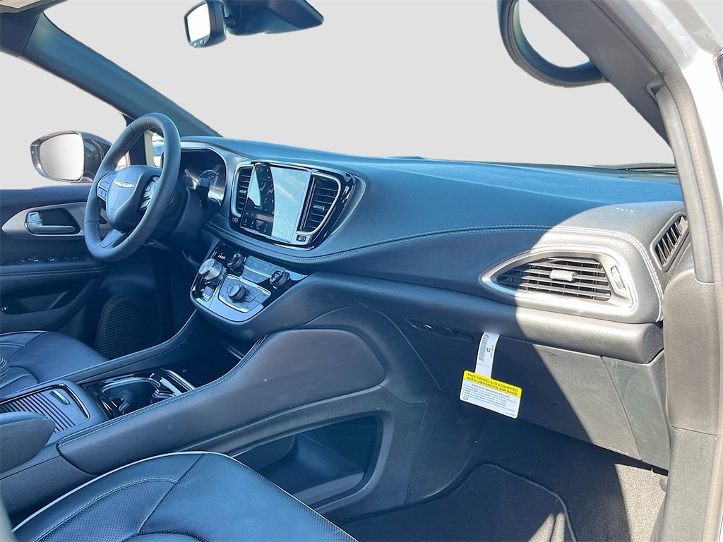 Certified 2024 Chrysler Pacifica Premium image 31