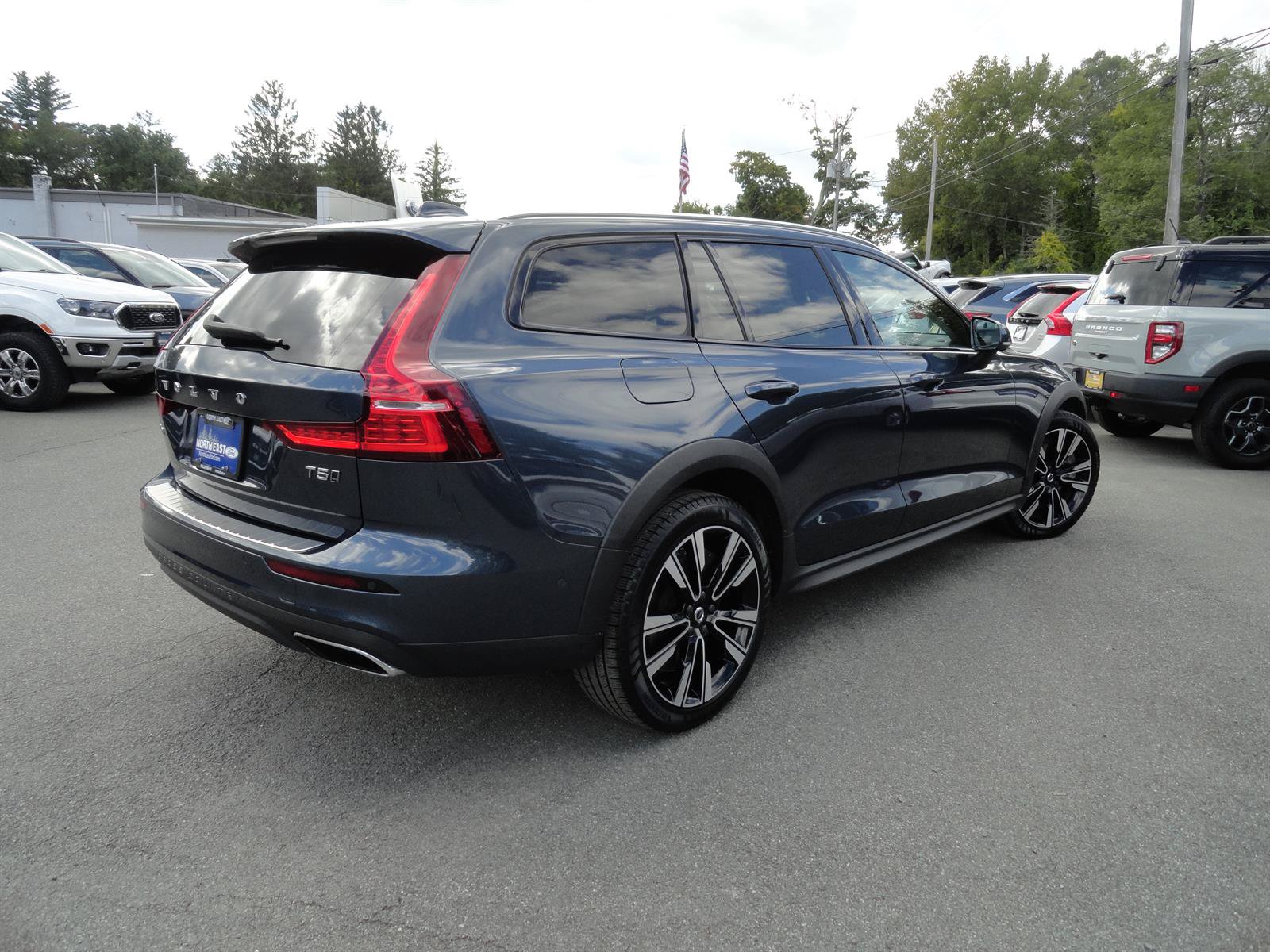 Used 2022 Volvo V60 T5 Cross Country w/ Advanced Package AWD/4WD image 5