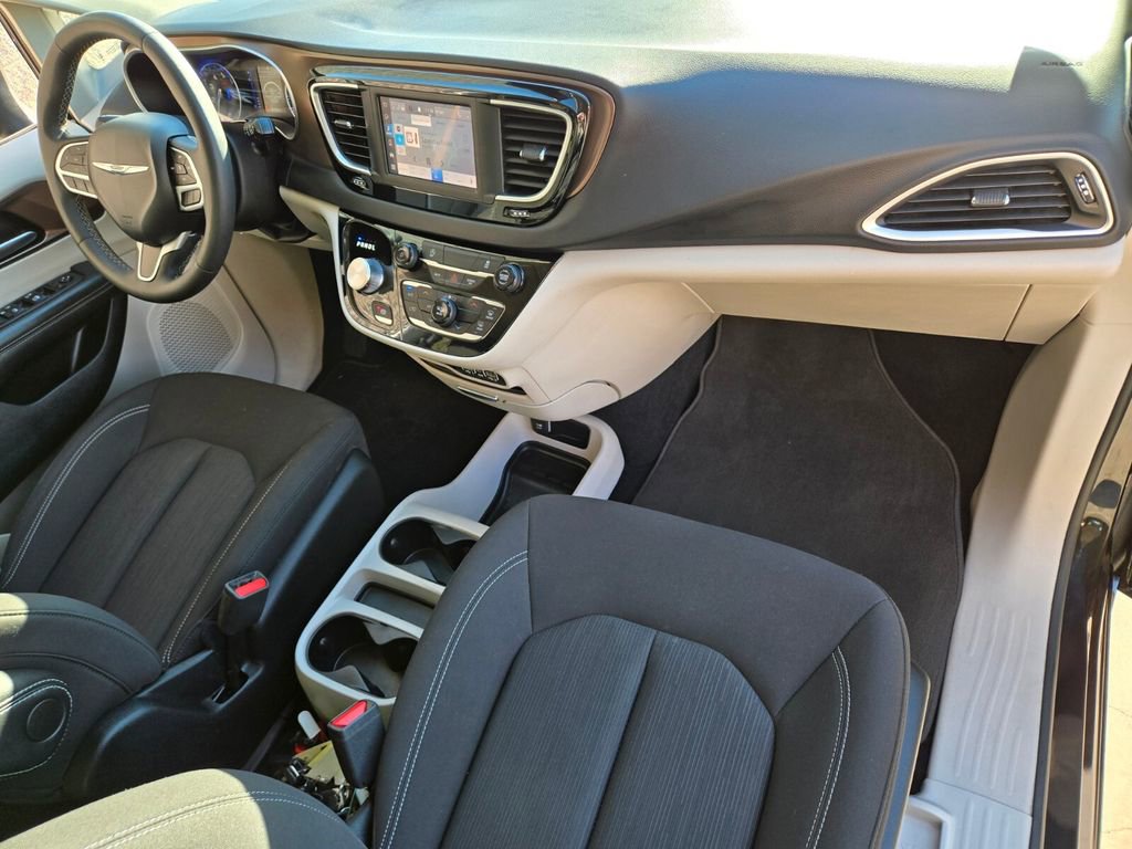 Used 2023 Chrysler Voyager LX image 20