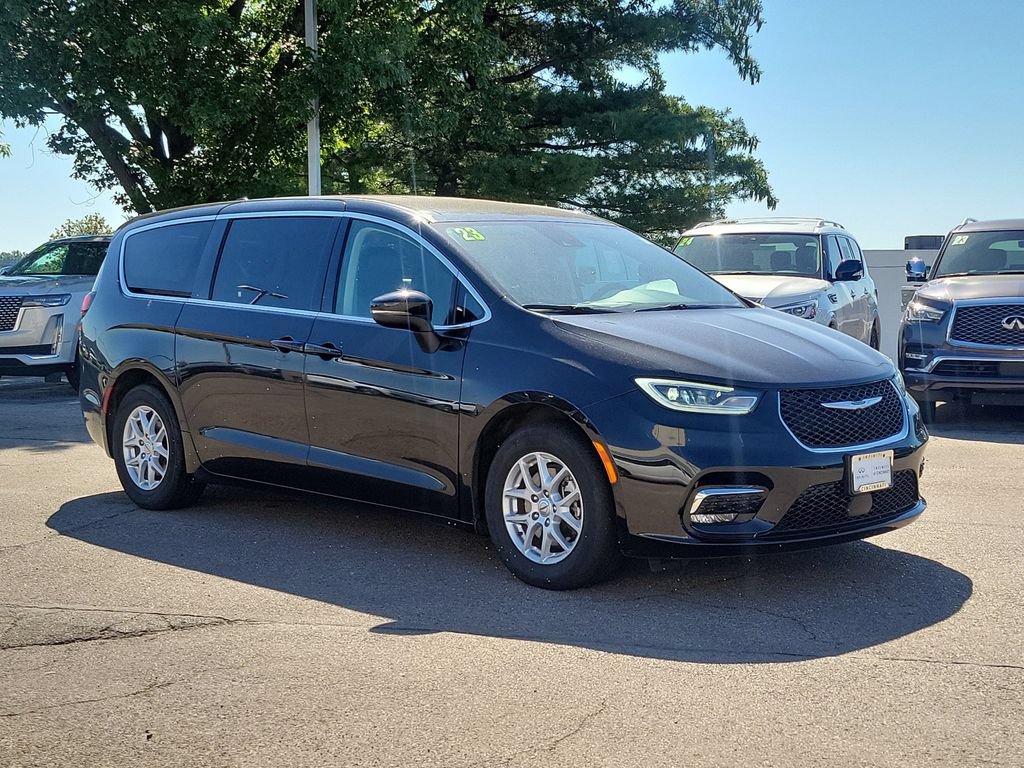 Used 2023 Chrysler Pacifica Touring-L FWD image 6