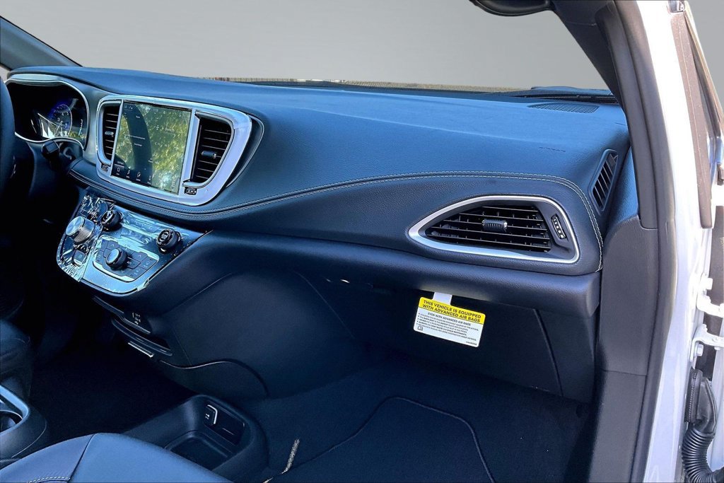 New 2027 Chrysler Pacifica Select FWD image 17