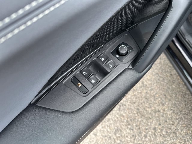 Certified 2025 Volkswagen Tiguan SE AWD/4WD image 12
