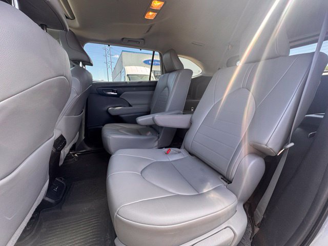 Used 2022 Toyota Highlander XLE AWD/4WD image 11