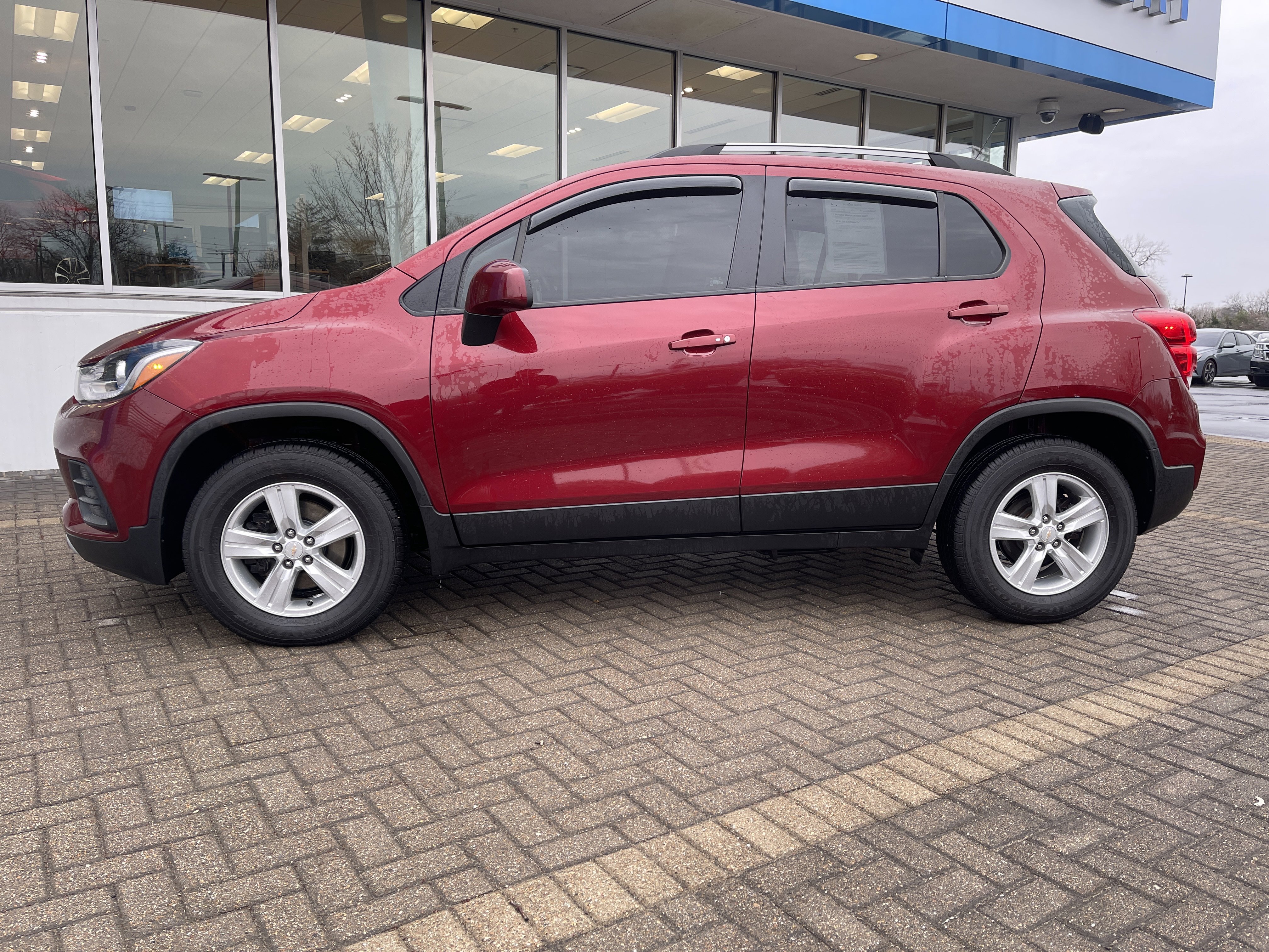 Used 2022 Chevrolet Trax LT w/ LT Convenience Package image 2
