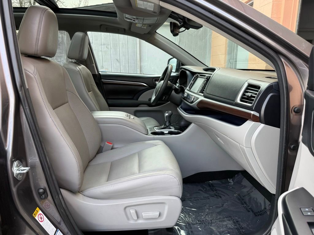 Used 2016 Toyota Highlander Limited Platinum AWD/4WD image 19