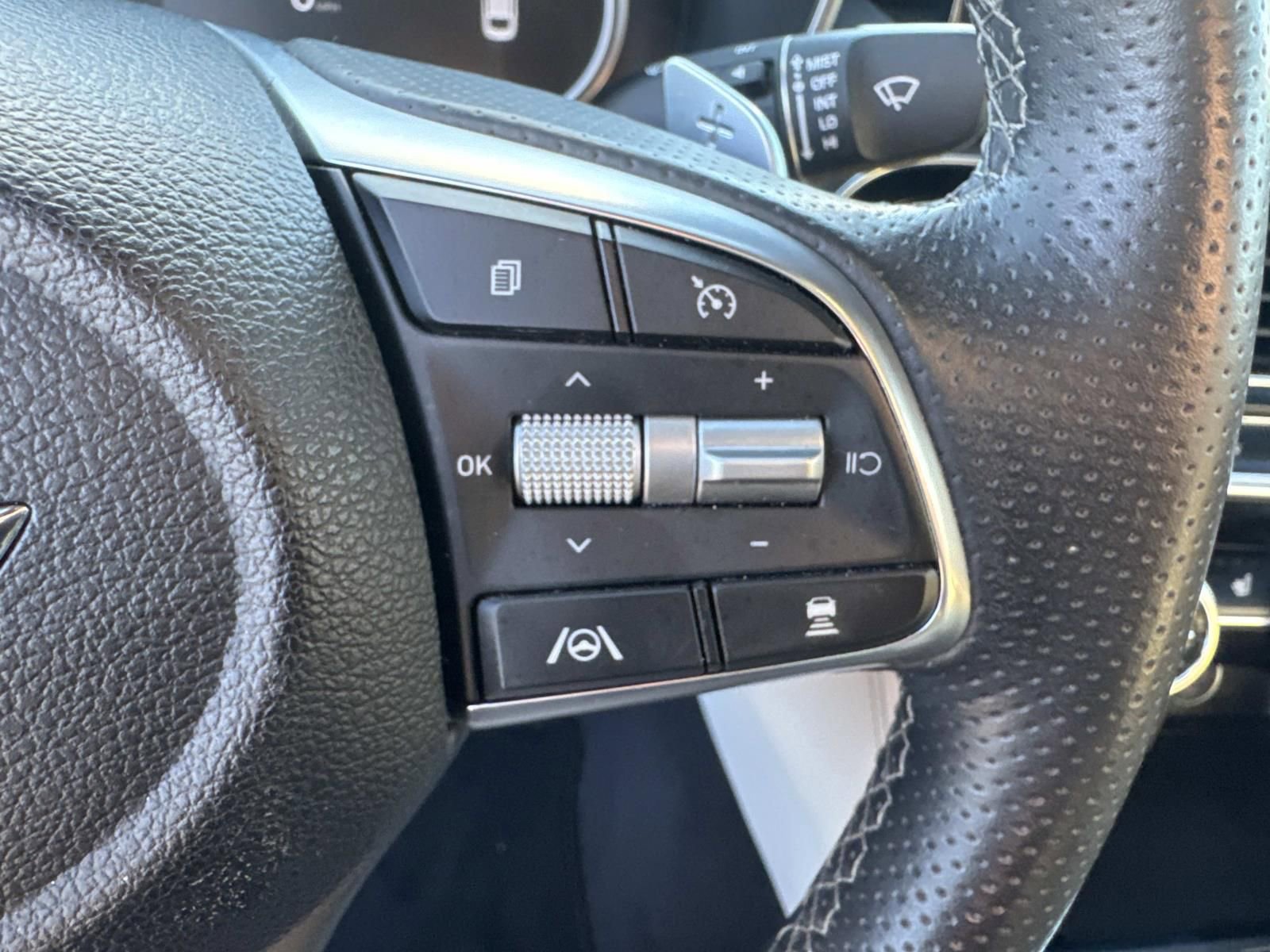 Used 2023 Genesis G70 2.0T image 23