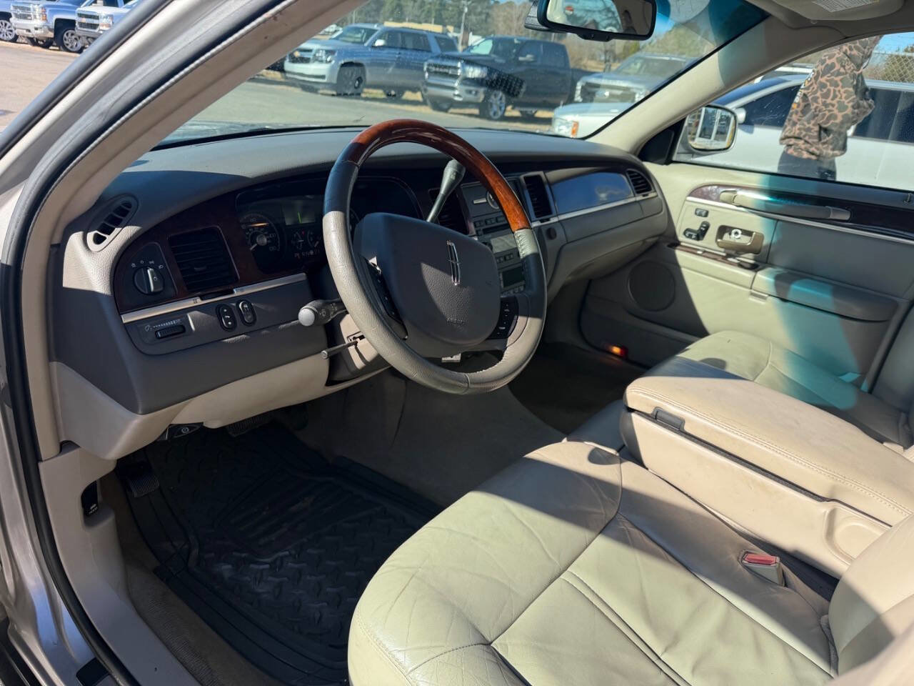 Used 2006 Lincoln Town Car Signature Limited image 7