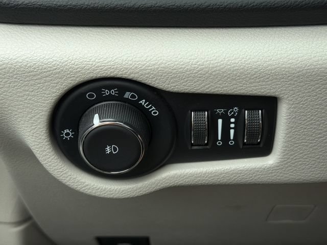 Used 2023 Chrysler Pacifica Touring-L FWD image 29
