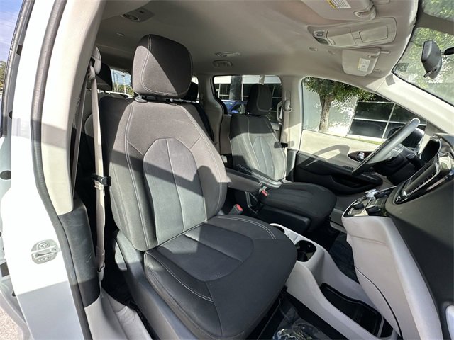 Used 2022 Chrysler Voyager LX image 28