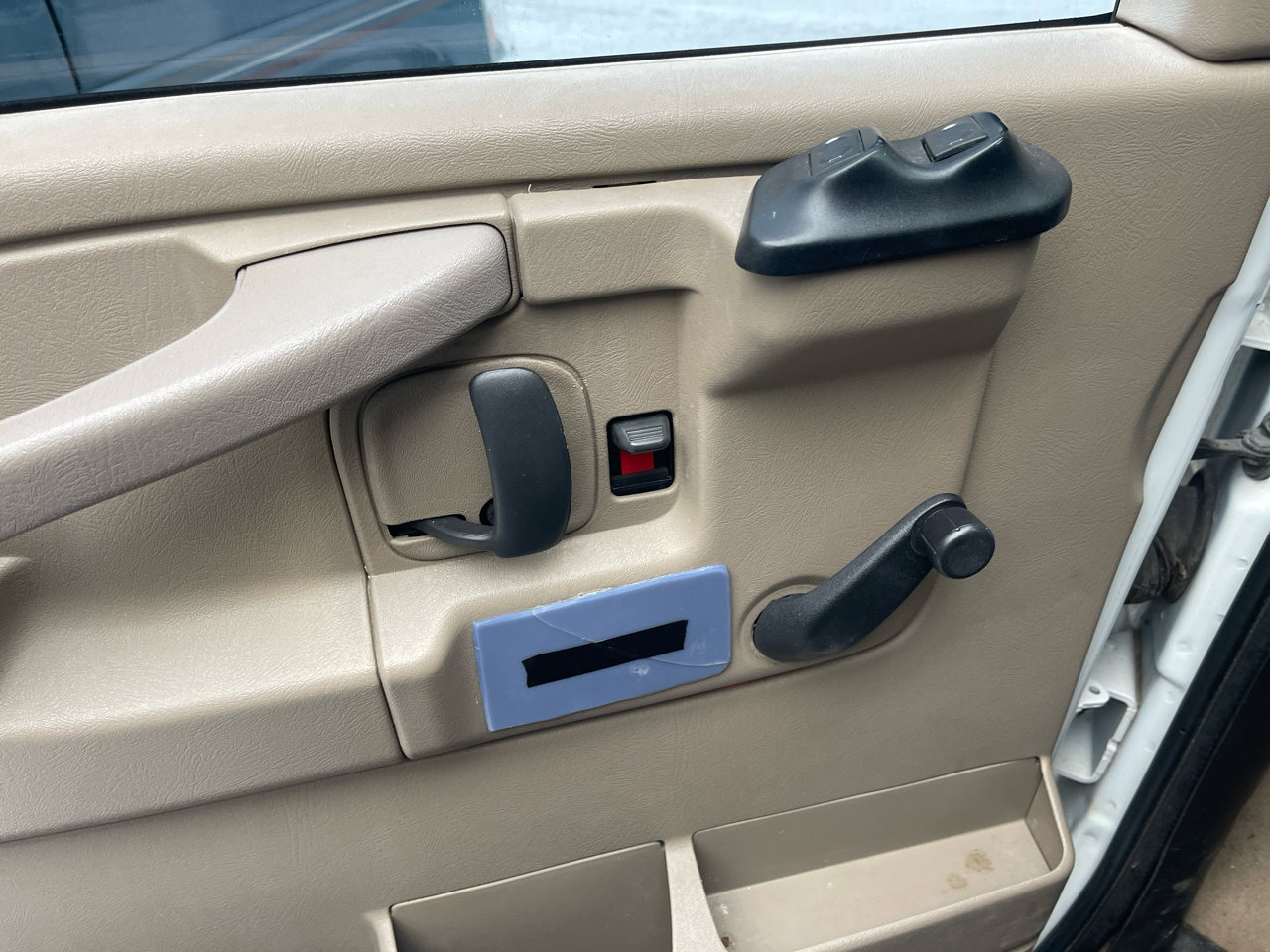 Used 2011 Chevrolet Express 1500 image 10