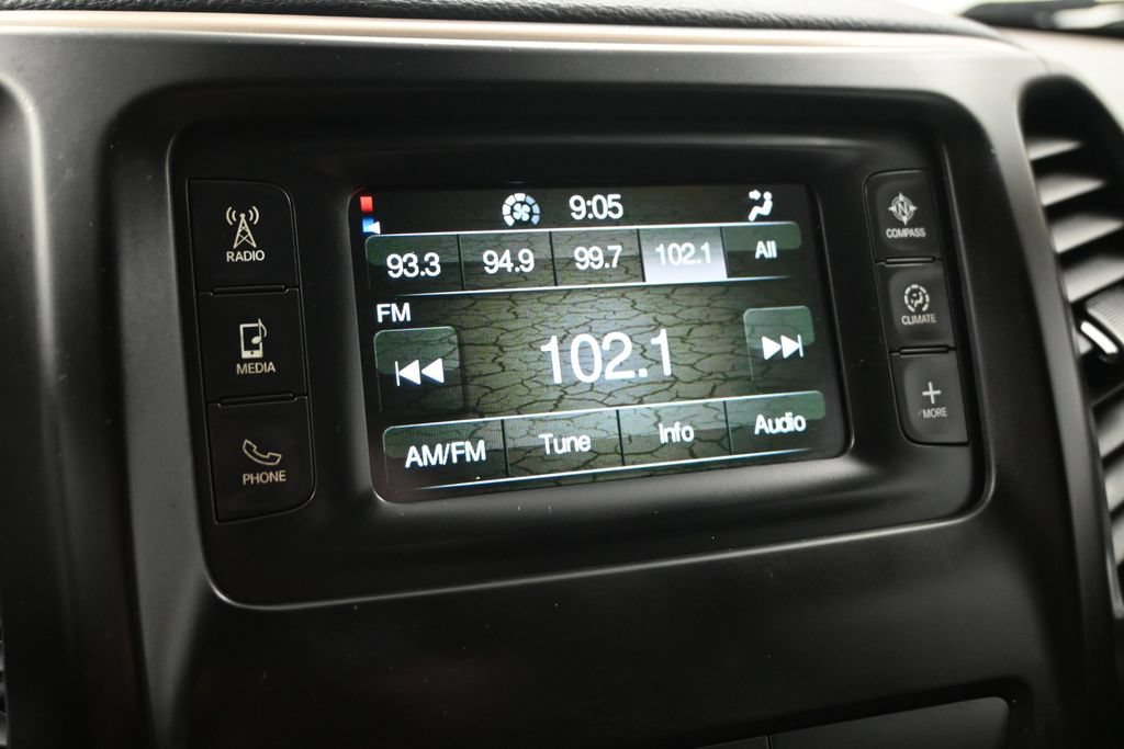 Used 2017 Jeep Cherokee Latitude w/ Cold Weather Group FWD image 16