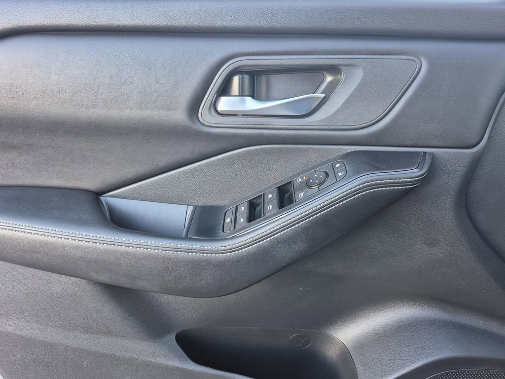 Used 2024 Nissan Rogue SV image 7