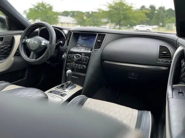 Used 2017 INFINITI QX70 AWD w/ Limited Package image 7