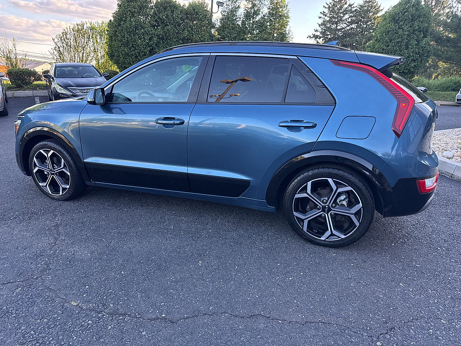 Used 2023 Kia Niro EX Touring FWD image 11