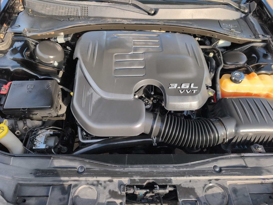 Used 2017 Chrysler 300 C RWD image 36
