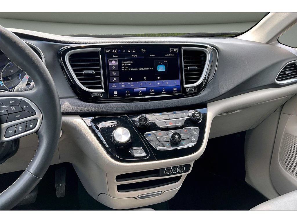 Used 2024 Chrysler Pacifica Touring-L FWD image 8