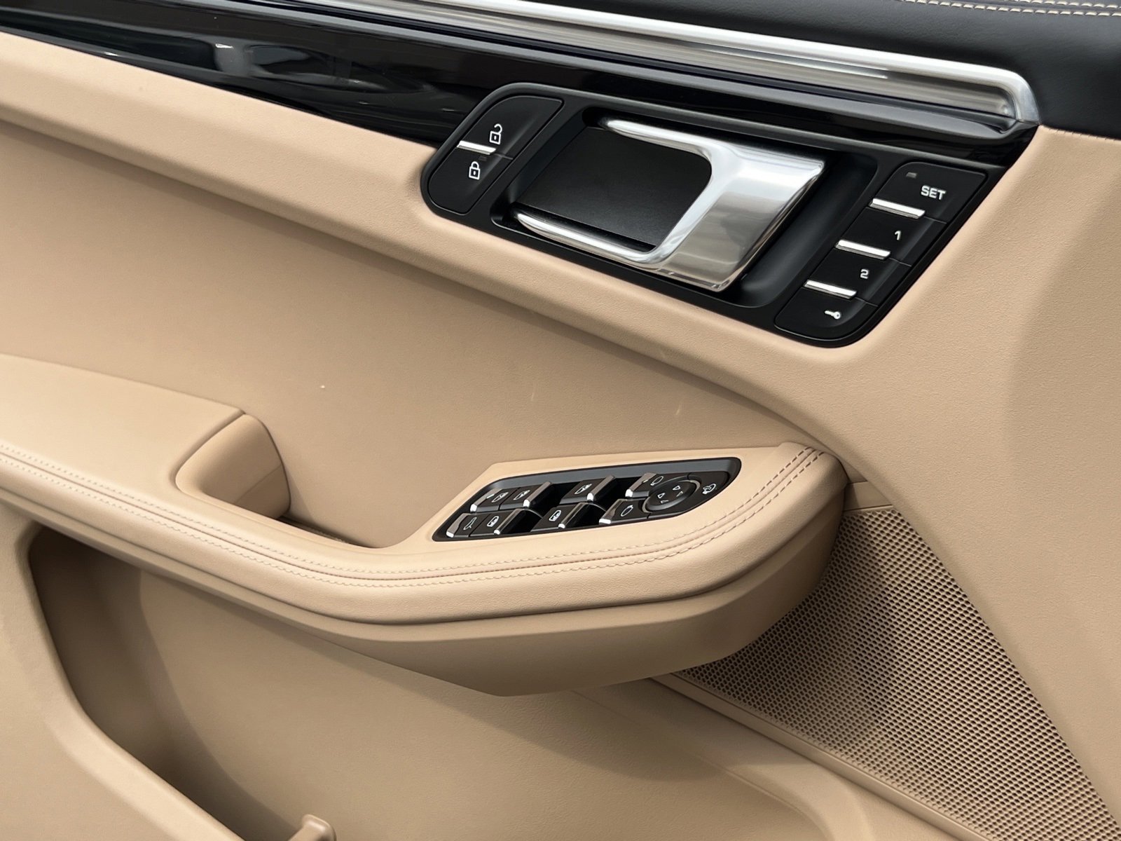 Certified 2025 Porsche Macan image 27