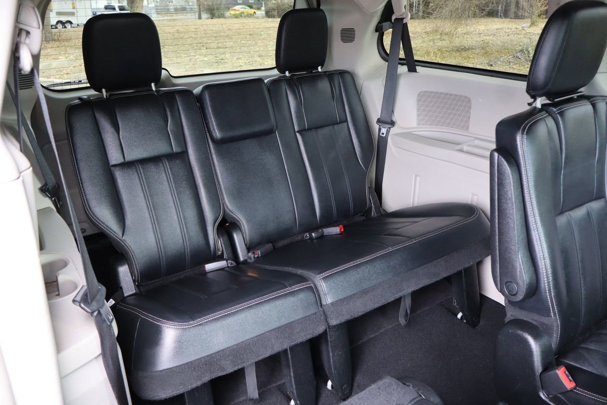 Used 2013 Chrysler Town & Country Touring image 21