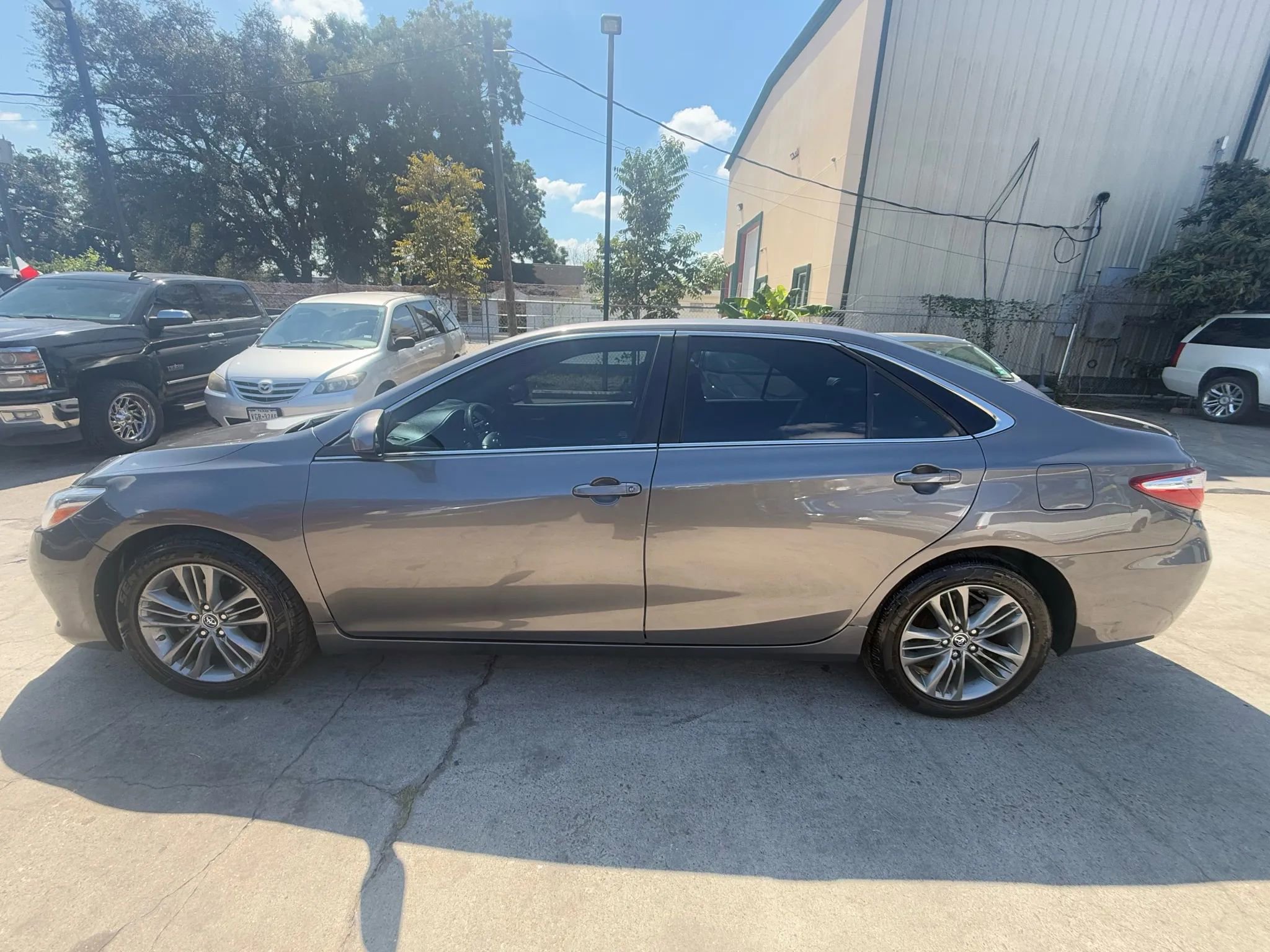 Used 2016 Toyota Camry SE image 4