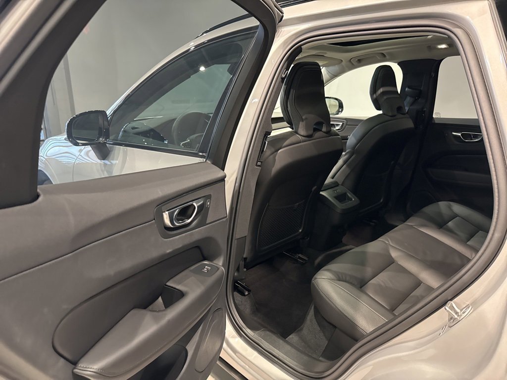 Used 2025 Volvo XC60 B5 Plus image 30