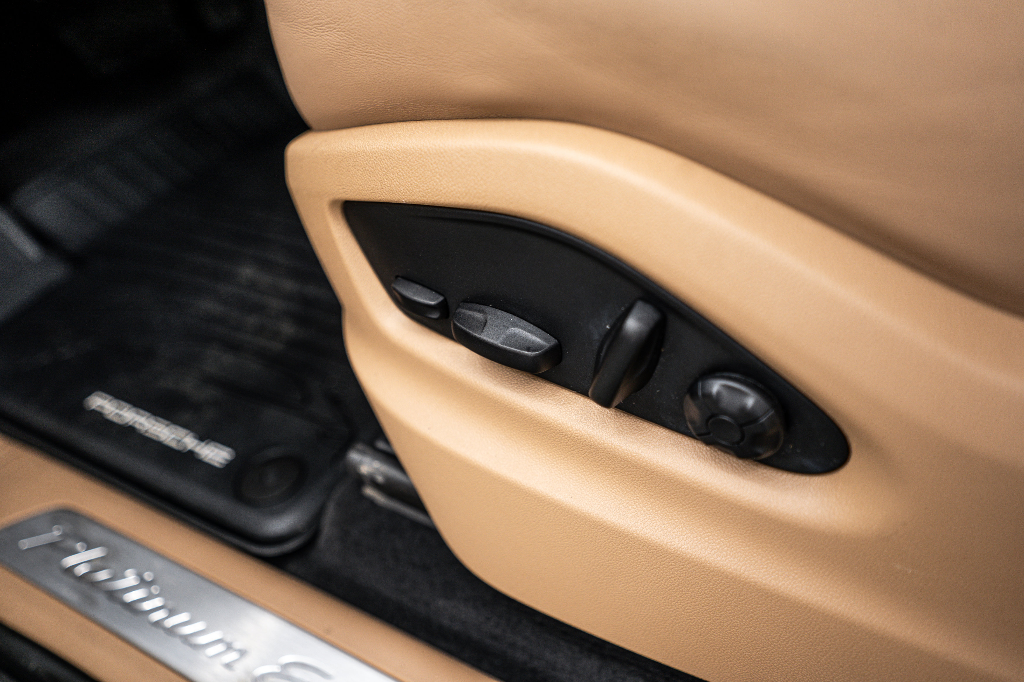 Certified 2023 Porsche Cayenne Platinum Edition image 21