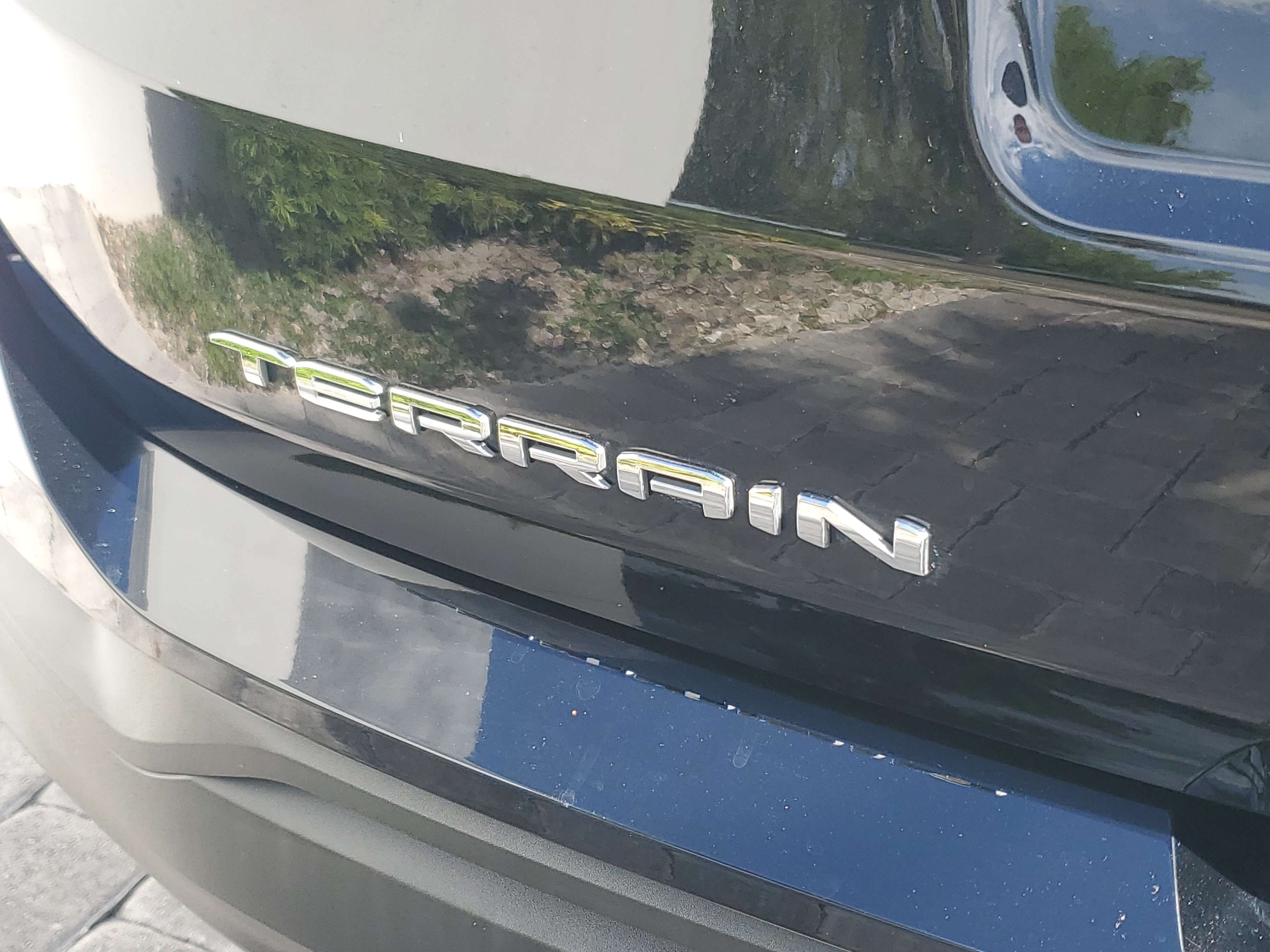 Used 2024 GMC Terrain SLE w/ Driver Convenience Package FWD image 9
