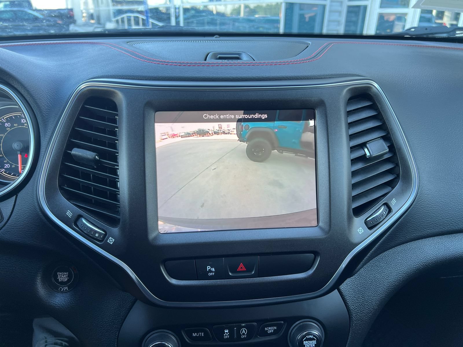 Used 2020 Jeep Cherokee Trailhawk AWD/4WD image 27