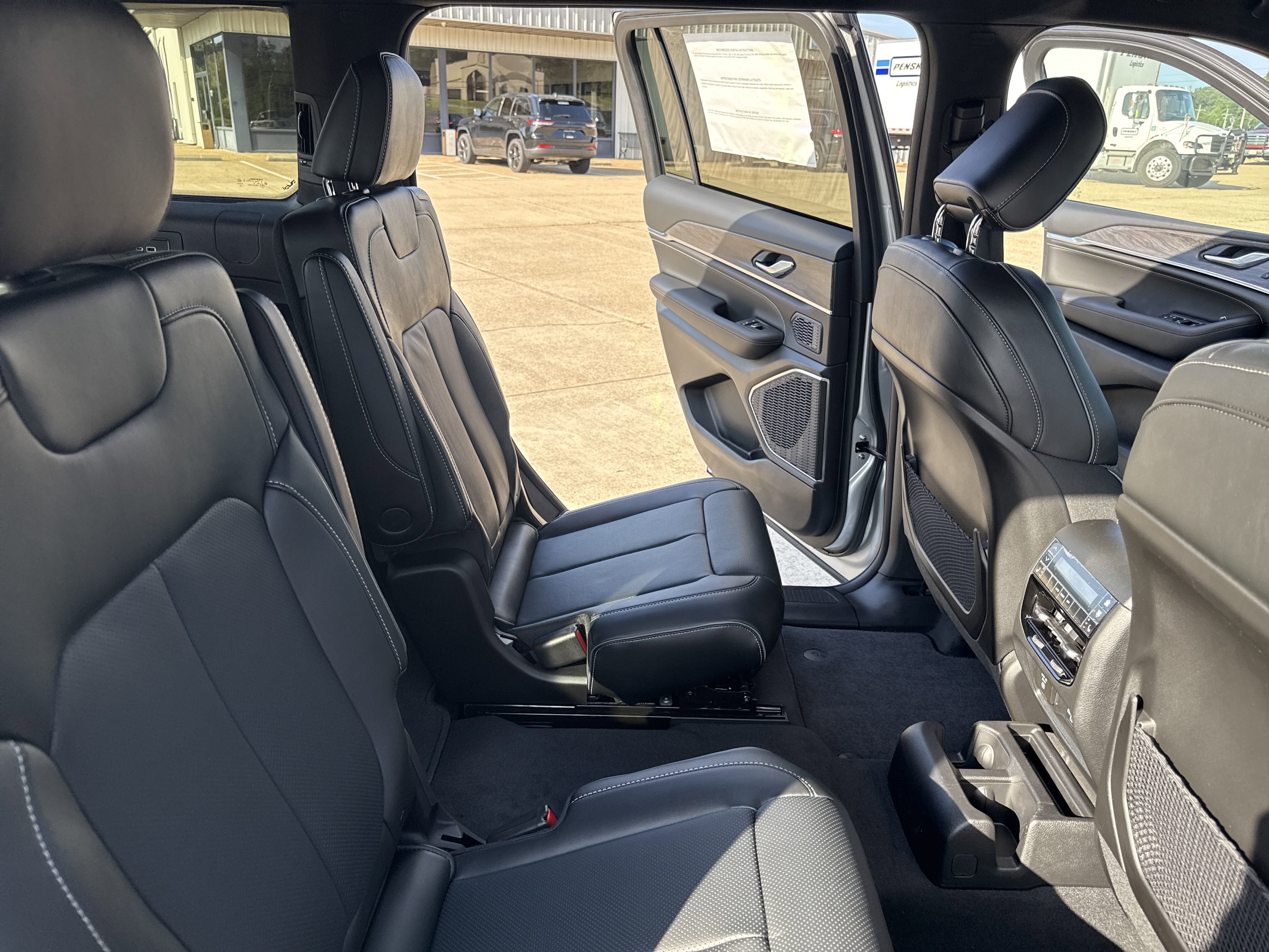 New 2025 Jeep Grand Cherokee L Overland w/ Trailer Tow Package image 31