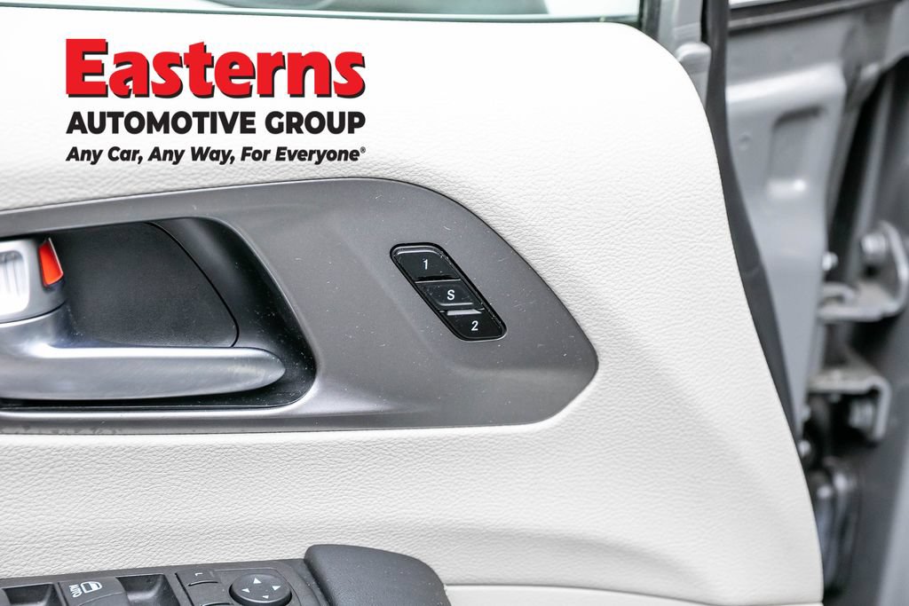 Used 2023 Chrysler Pacifica Touring-L FWD image 21