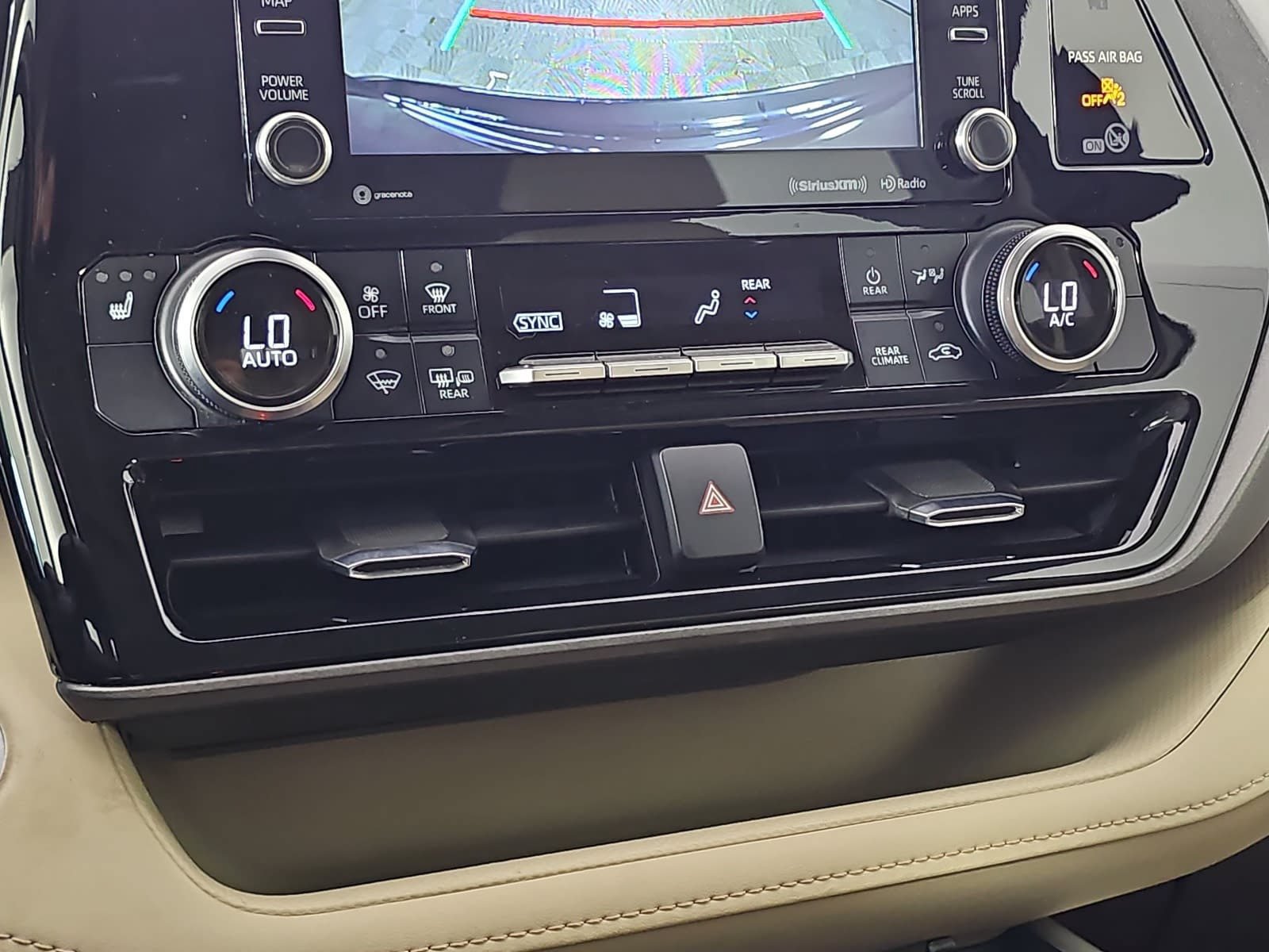 Used 2020 Toyota Highlander XLE AWD/4WD image 24