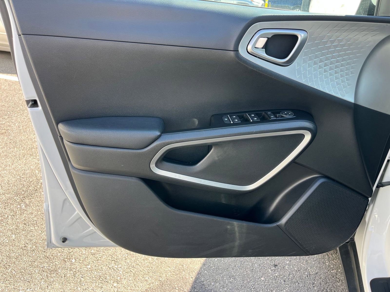 Used 2025 Kia Soul LX w/ LX Technology Package FWD image 18