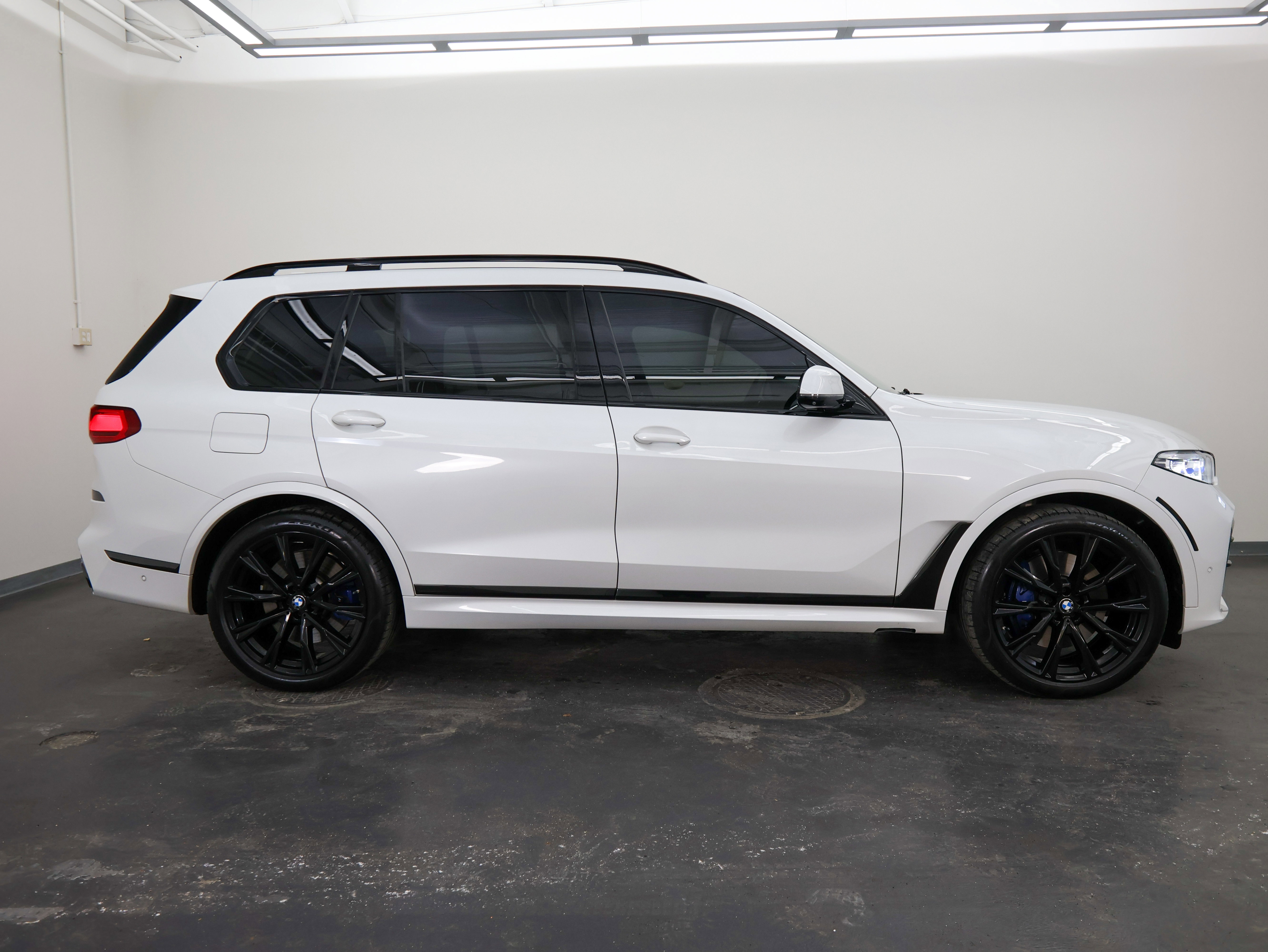 Used 2021 BMW X7 M50i image 2