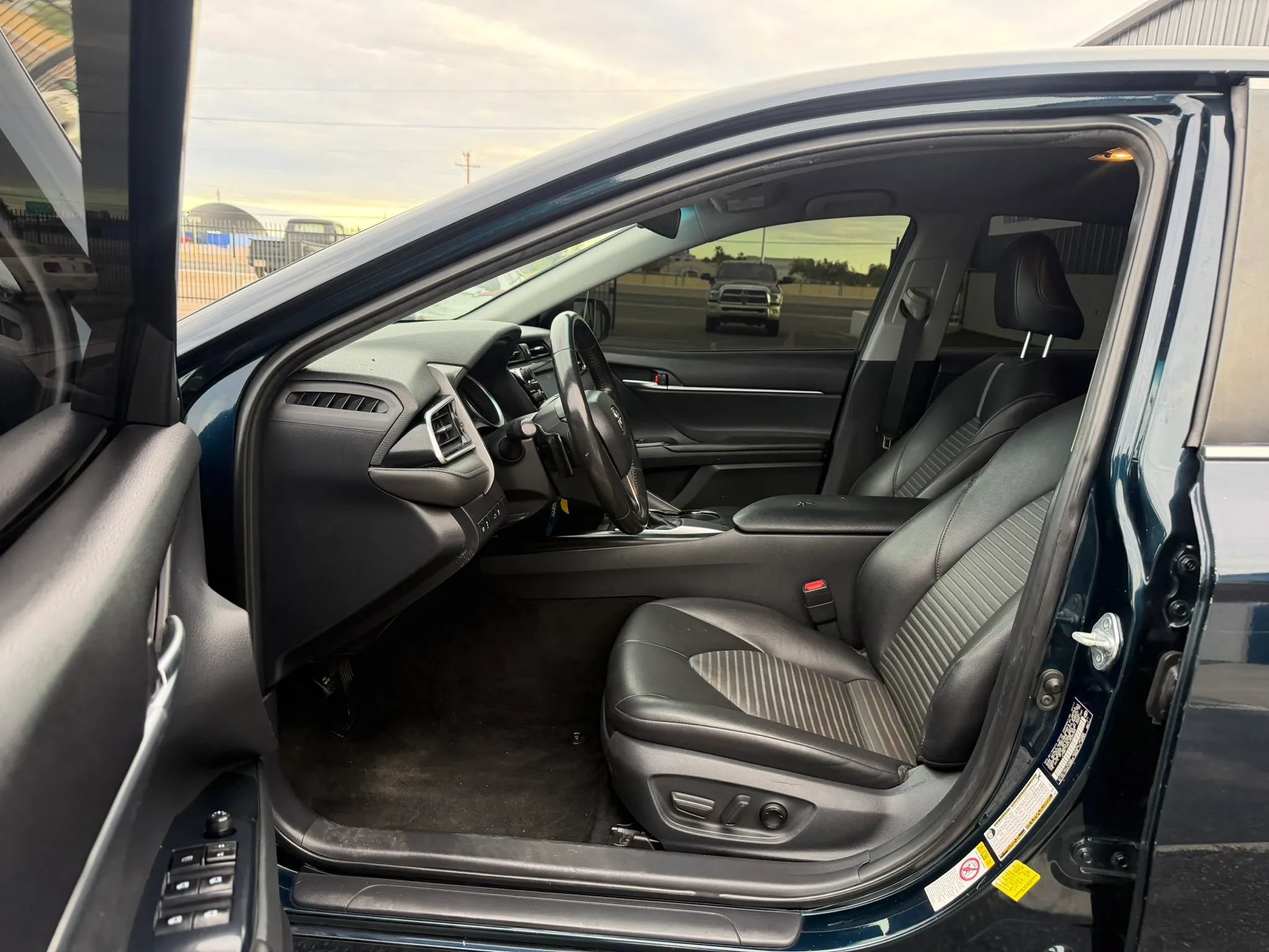Used 2018 Toyota Camry SE FWD image 17
