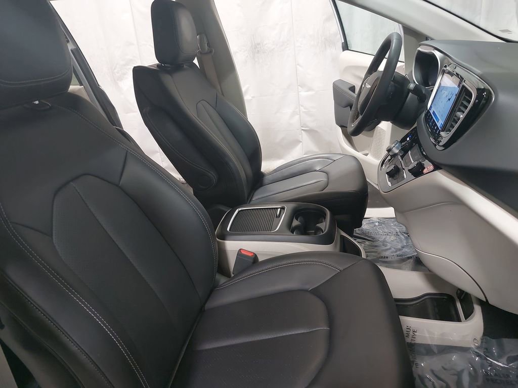 Used 2024 Chrysler Pacifica Touring-L image 10