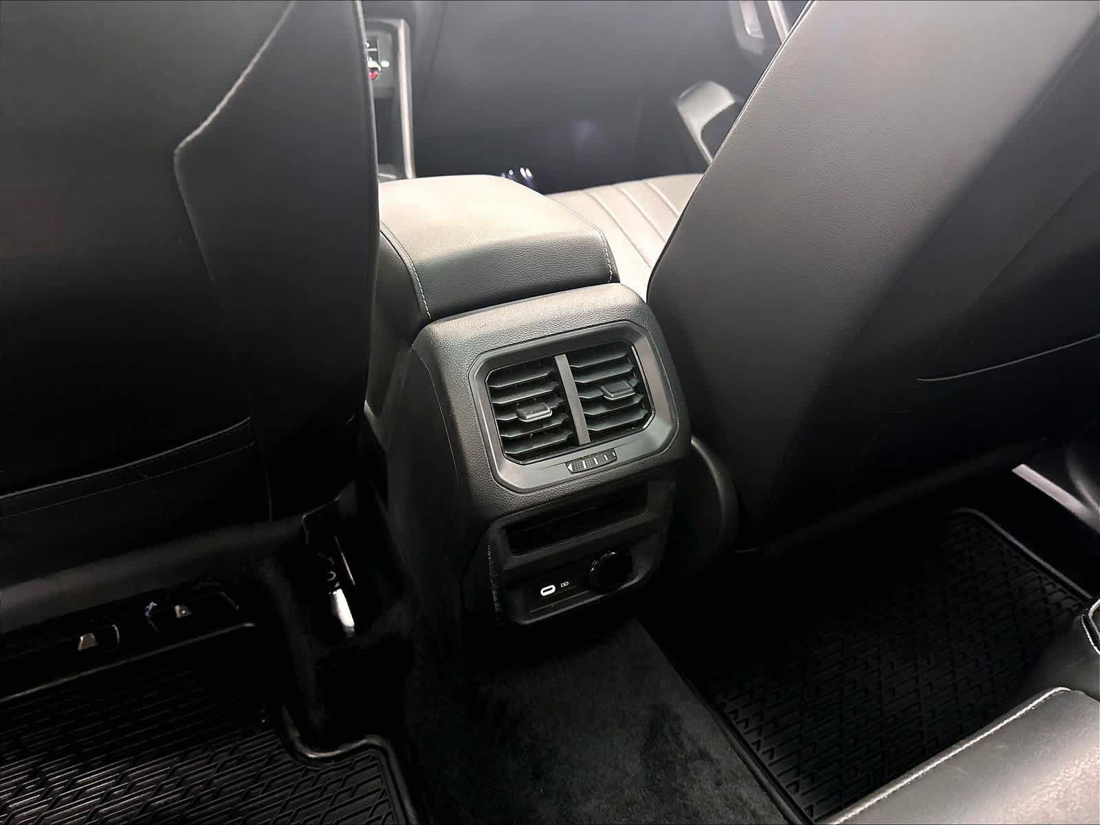 Used 2023 Volkswagen Tiguan SE w/ Panoramic Sunroof Package FWD image 14