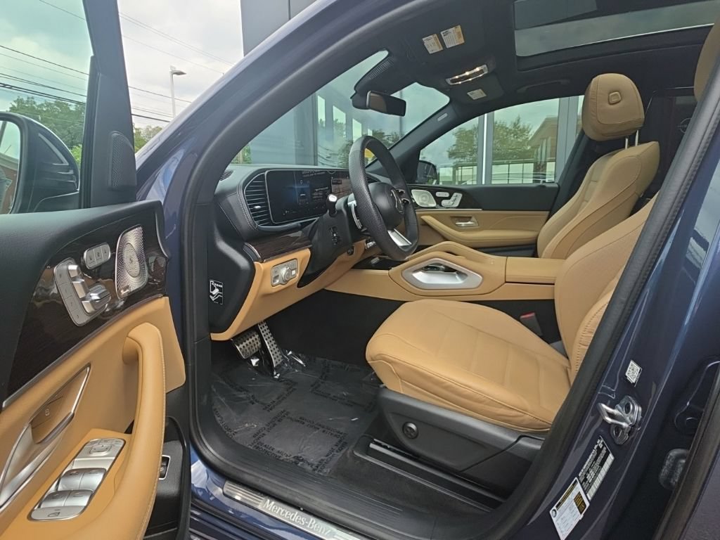 Used 2024 Mercedes-Benz GLS 450 4MATIC image 11