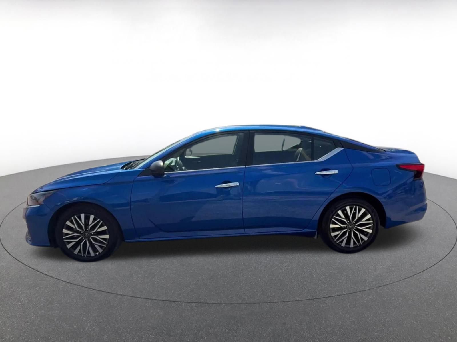 Used 2025 Nissan Altima 2.5 SV FWD image 9
