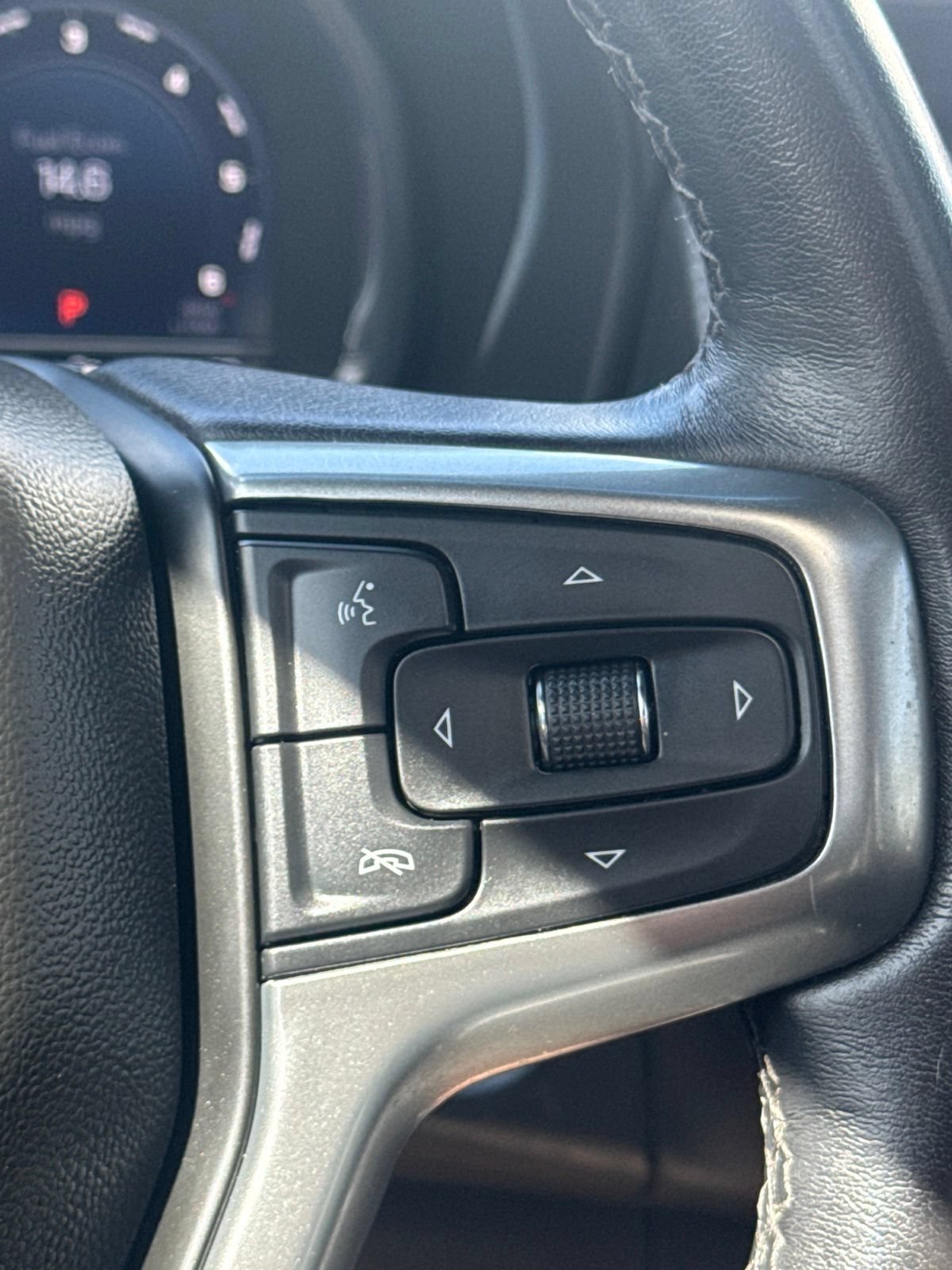 Used 2022 Chevrolet Suburban LT RWD image 12