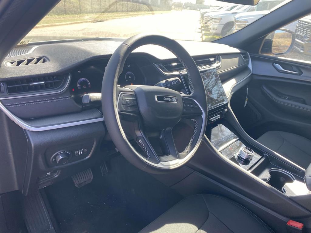 New 2025 Jeep Grand Cherokee Laredo image 18