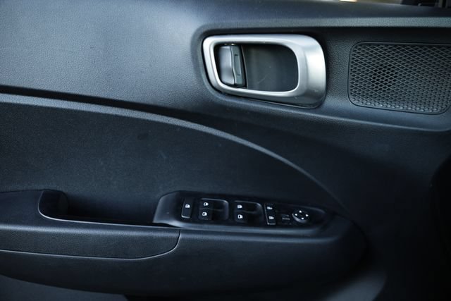 Used 2025 Hyundai Venue SEL FWD image 15
