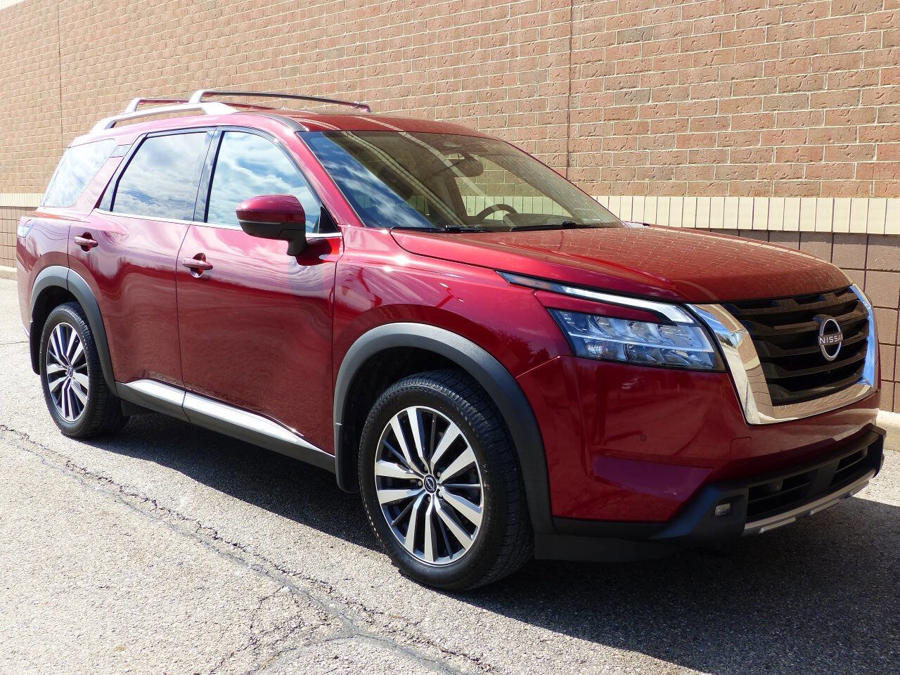 Used 2022 Nissan Pathfinder Platinum w/ Cargo Package FWD image 12