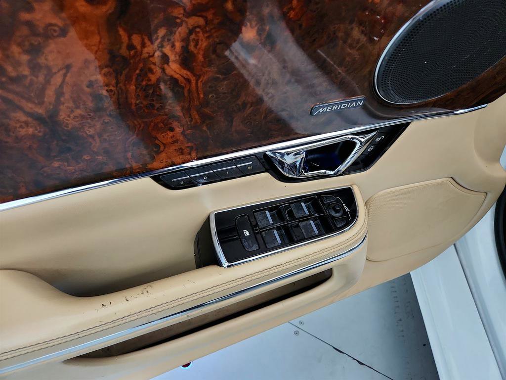 Used 2015 Jaguar XJ image 22