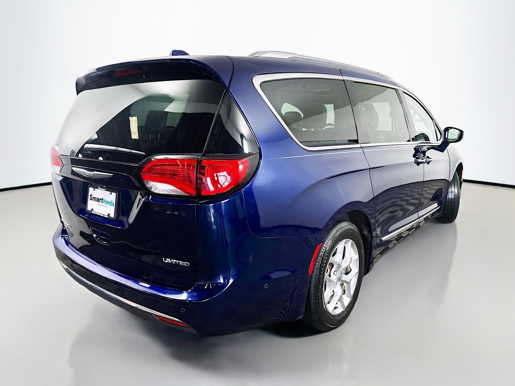 Used 2017 Chrysler Pacifica Limited w/ Advanced Safetytec Group image 7