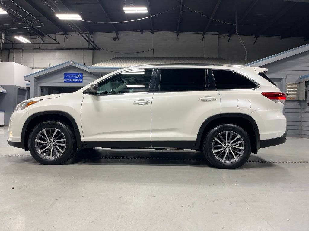 Used 2019 Toyota Highlander XLE AWD/4WD image 4